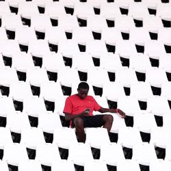 Un seguidor mira su teléfono antes del partido de fútbol del grupo B de la Copa Africana de Naciones (CAN) 2024 entre Egipto y Mozambique en el estadio Felix Houphouet-Boigny de Abiyán. | Foto:FRANCK FIFE / AFP