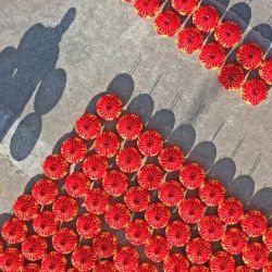 Vista aérea de un empleado secando linternas en una fábrica de linternas, en el municipio de Hengxi del distrito de Xianju, en la provincia de Zhejiang, en el este de China. | Foto:Xinhua/Wang Huabin