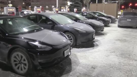 Vehiculos eléctricos tienen problemas con el frío extremo en Estados Unidos.