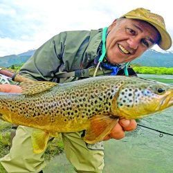 El Futaleufú es un río con mucha vida en sus aguas  y sus orillas, con muchas truchas de genética silvestre,  ideal para desarrollar diferentes estilos de pesca.  Arriba: una arcoíris pescada de orilla con un perdigón.  Arriba izq.: Richard y una marrón de la Corredera de Toro.