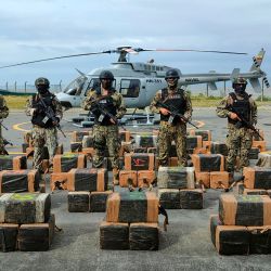 Imagen publicada por la oficina de prensa de las Fuerzas Armadas de Ecuador, que muestra a soldados custodiando paquetes que contienen 3,7 mil toneladas de clorhidrato de cocaína, incautados tras la captura de un semisumergible luego de una operación conjunta con la Policía Nacional y la Armada de Colombia, cerca Esmeraldas, Ecuador. | Foto:Fuerzas Armadas del Ecuador / AFP