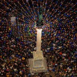 Imagen tomada con un dron de personas asistiendo a las celebraciones del 300° aniversario de Montevideo, en Montevideo, capital de Uruguay. | Foto:Xinhua/Nicolás Celaya