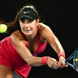 La francesa Oceane Dodin regresa contra la china Zheng Qinwen durante su partido individual femenino el noveno día del torneo de tenis Abierto de Australia en Melbourne. | Foto:LILLIAN SUWANRUMPHA / AFP