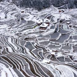 La vista aérea muestra campos y casas cubiertos de nieve en el condado de Congjiang, en la provincia de Guizhou, al suroeste de China. | Foto:AFP