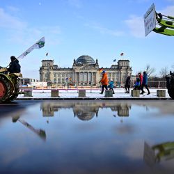 Los agricultores con sus tractores conducen cerca del edificio del Reichstag durante una protesta bajo el título "Estamos hartos de la industria agrícola" contra la producción industrial de alimentos en Berlín, Alemania. | Foto:Tobias Schwarz / AFP