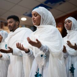 Los fieles asisten a un servicio para celebrar Timket, o la fiesta de la Epifanía, en la iglesia ortodoxa de Eritrea Tewahdo en Leeds, norte de Inglaterra. | Foto:OLI SCARFF / AFP