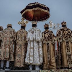 Los sumos sacerdotes ortodoxos etíopes oran durante la celebración de la Epifanía etíope en Addis Abeba, Etiopía. Timkat es el festival cristiano ortodoxo etíope que celebra el bautismo de Jesús en el río Jordán. | Foto:Amanuel Sileshi / AFP