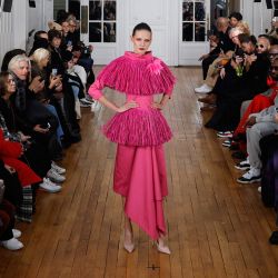 Una modelo presenta una creación para Imane Ayissi durante la Semana de la Moda de Alta Costura Femenina Primavera/Verano 2024 en París. | Foto:GEOFFROY VAN DER HASSELT / AFP