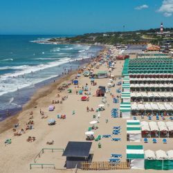 This year's trickle of Argentine holidaymakers to the Atlantic beaches of Mar del Plata is a dreary reflection of the country's economic woes. 