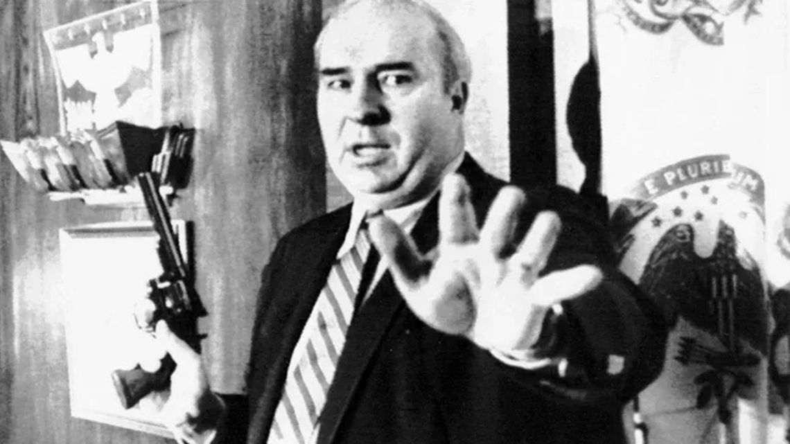 Budd Dwyer, el político republicano que se suicidó por TV en vivo de ...