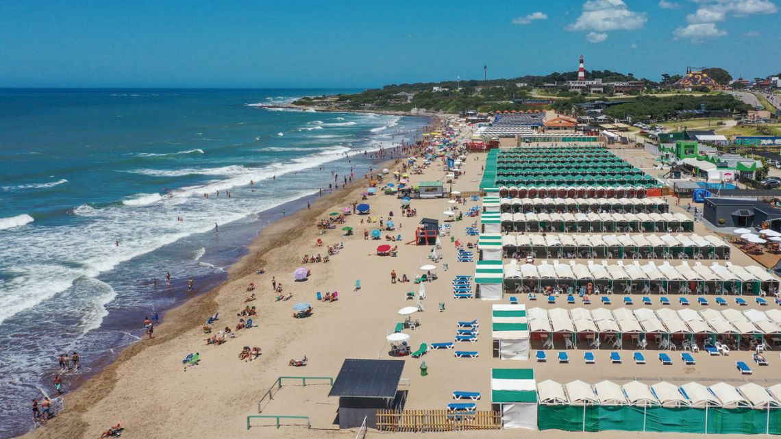This year's trickle of Argentine holidaymakers to the Atlantic beaches of Mar del Plata is a dreary reflection of the country's economic woes. 