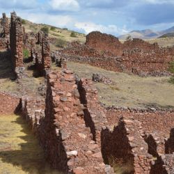 Desde el icónico Puente Q’eswachaka y los emocionantes Tres Cañones de Suykutambo hasta la histórica ciudad preincaica de Pikillaqta, la riqueza cultural y natural de Cusco no deja de sorprender.