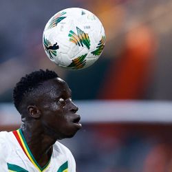 El centrocampista de Senegal Krepin Diatta cabecea la pelota durante el partido de fútbol del grupo C de la Copa Africana de Naciones (CAN) 2024 entre Senegal y Camerún en el Stade Charles Konan Banny en Yamoussoukro. | Foto:KENZO TRIBOUILLARD / AFP