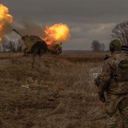 El obús Archer de fabricación sueca operado por miembros ucranianos de la 45.a Brigada de Artillería dispara hacia posiciones rusas, en la región de Donetsk, en medio de la invasión rusa de Ucrania. | Foto:Román Pilipey / AFP
