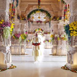 El primer ministro de la India, Narendra Modi, entra al templo de Ram para consagrarlo oficialmente en Ayodhya, en el estado indio de Uttar Pradesh. | Foto:PIB / AFP