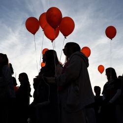 Los israelíes sostienen globos mientras asisten a la celebración del primer cumpleaños de Kfir Bibas, el rehén más joven secuestrado por militantes de Hamas en el ataque del 7 de octubre junto con su madre y su hermano, en Tel Aviv. | Foto:AHMAD GHARABLI / AFP