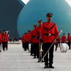 Los miembros de la Guardia de Honor iraquí se mantienen firmes durante una solemne ceremonia fúnebre por las 41 víctimas de la minoría yazidí, que fueron ejecutadas por militantes del grupo Estado Islámico (EI) en 2014, en el Monumento Al-Shaheed (también conocido como el Memorial de los Mártires) en Bagdad. | Foto:AHMAD AL-RUBAYE / AFP