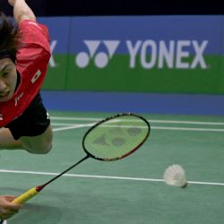 Naraoka Kodai de Japón juega un tiro contra Lee Cheuk Yui de Hong Kong durante las semifinales masculinas del Yonex-Sunrise India Open 2024 en el estadio Indira Gandhi de Nueva Delhi. | Foto:ARUN SANKAR / AFP