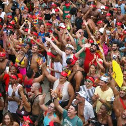 Personas reaccionan durante la presentación de la cantante Daniela Mercury en el Mega Bloco de pre-carnaval Chá da Alice, en el centro Río de Janeiro, Brasil. | Foto:Xinhua/Claudia Martini