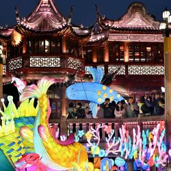 Personas visitan la feria de linternas del Jardín Yuyuan, en Shanghai, en el este de China. | Foto:Xinhua/Liu Ying