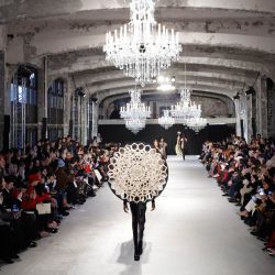 Una modelo presenta una creación para Rahul Mishra durante la Semana de la Moda de Alta Costura Femenina Primavera/Verano 2024 en París. | Foto:GEOFFROY VAN DER HASSELT / AFP