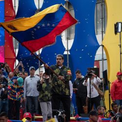 El presidente de Venezuela, Nicolás Maduro, ondea una bandera nacional durante una manifestación de apoyo a su gobierno en Caracas. | Foto:Gabriela Oraa / AFP