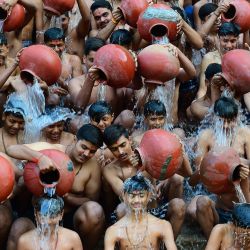 Estudiantes de la escuela Swaminarayan Gurukul participan en un 'Magh Snan' o baño sagrado en Ahmedabad, India. | Foto:SAM PANTHAKY / AFP