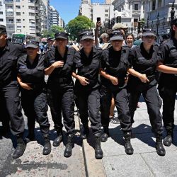 Miembros de la policía custodian el Congreso argentino durante una manifestación en el marco de un paro nacional contra el gobierno de Javier Milei en Buenos Aires. | Foto:LUIS ROBAYO/AFP