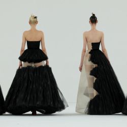 Modelos presentan creaciones de Viktor & Rolf durante la Semana de la Moda de Alta Costura Femenina Primavera/Verano 2024 en París. | Foto:EMMANUEL DUNAND / AFP