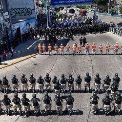 Personal de Prefectura corta tránsito en el Puente Pueyrredón ante la presencia de manifestantes durante el paro nacional convocado por la Confederación General del Trabajo (CGT). | Foto:Télam/ Emilia Luna Bazan