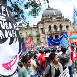 San Miguel de Tucuman. Masiva protesta en Plaza Independencia donde diferentes gremios, agrupaciones y partidos políticos marcharon en protesta del DNU y la Ley ömnibus. | Foto:Télam/DIEGO ARAOZ