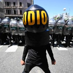 Un hombre que lleva un casco que dice "Odio" participa en una manifestación frente al Congreso argentino durante una huelga nacional contra el gobierno de Javier Milei en Buenos Aires. | Foto:LUIS ROBAYO/AFP