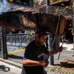 Un hombre que lleva una parrilla en la cabeza participa en una manifestación cerca del Congreso argentino durante un paro nacional contra el gobierno de Javier Milei. | Foto:TOMÁS CUESTA/AFP