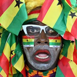 Un seguidor de Ghana observa durante el partido de fútbol del grupo B de la Copa Africana de Naciones (CAN) 2024 entre Mozambique y Ghana en el Estadio Olímpico Alassane Ouattara en Ebimpe, Abidjan. | Foto:Issouf Sanogo / AFP