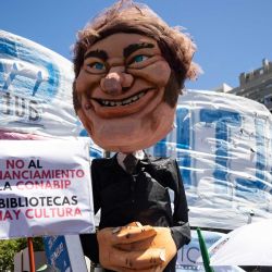 Un títere del presidente argentino Javier Milei es visto durante una manifestación durante una huelga nacional contra el gobierno de Javier Milei en el centro de Buenos Aires. | Foto:TOMÁS CUESTA/AFP