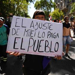 Una mujer participa en una manifestación durante una huelga nacional contra el gobierno de Javier Milei en el centro de Buenos Aires. | Foto:LUIS ROBAYO/AFP