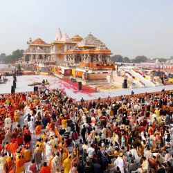 Esta fotografía tomada y publicada por la Oficina de Información de Prensa de la India (PIB) muestra una vista general del templo Ram en Ayodhya, en el estado indio de Uttar Pradesh. | Foto:PIB / AFP