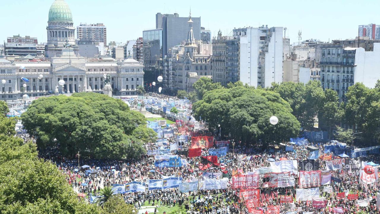 Vista de la Plaza del Congreso donde distintas organizaciones se manifiestan en el marco del paro nacional contra el DNU y la ley de bases del presidente Javier Milei. | Foto:Télam