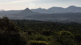 El departamento de Pocho, al noroeste de la provincia de Córdoba, alberga una cadena de cráteres de la era cenozoica que se pueden visitar mediante una excursión con acampe incluído.