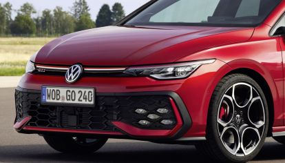 Por primera vez en la historia de la línea, un logotipo de Volkswagen iluminado adorna el frontal.