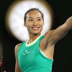 La china Zheng Qinwen celebra la victoria contra la rusa Anna Kalinskaya durante el partido de cuartos de final de individuales femeninos el día 11 del torneo de tenis del Abierto de Australia en Melbourne. | Foto:MARTIN KEEP / AFP