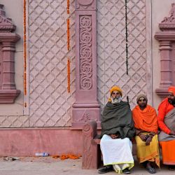 Los devotos hindúes se sientan en un banco cerca del templo recién inaugurado de la deidad hindú Ram en Ayodhya, India. | Foto:DINERO SHARMA / AFP