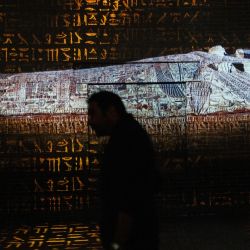 Los visitantes observan las instalaciones de iluminación en el Atelier des Lumières, en París, durante una vista previa para la prensa de la exposición titulada "Los faraones egipcios, de Keops a Ramsés II" en vísperas de su inauguración. | Foto:DIMITAR DILKOFF / AFP