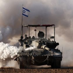Un tanque del ejército israelí avanza en el sur de Israel a lo largo de la frontera con la Franja de Gaza, en medio de batallas en curso entre Israel y el grupo militante palestino Hamás. | Foto:JACK GUEZ / AFP