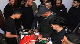 Dolientes en la morgue de un hospital en Ramallah, reunidos alrededor del cuerpo del palestino Tawfeek Ajaq, de 17 años