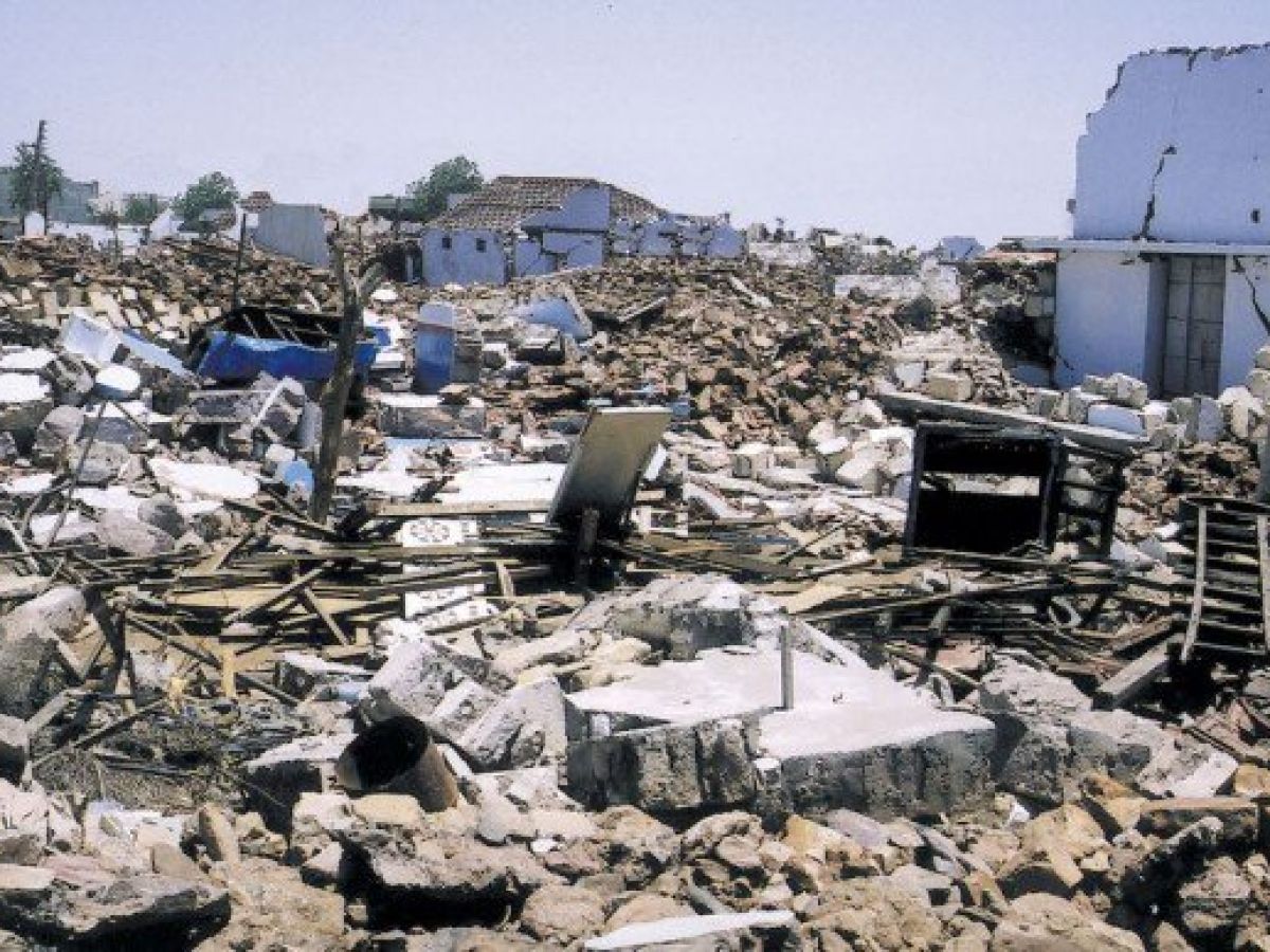 Очень много землетрясений. 2001 Год: землетрясение в штате Гуджарат. Индия 2001 землетрясение. Землетрясение в Индии в 2001 году. Землетрясение в штате Гуджарат.
