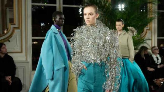 Valentino: un homenaje al trabajo artesanal y una impronta súper personal en su colección de alta costura 