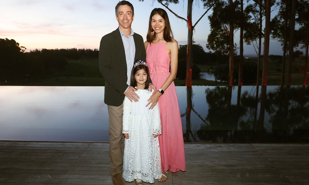 Román Viñoly, su mujer Suwattana y Fanny, la hija de ambos, en Punta del Este.