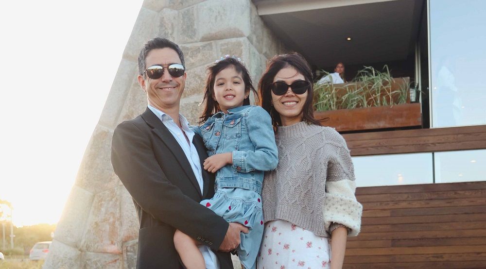 Román Viñoly, su mujer Suwattana y Fanny, la hija de ambos, en Punta del Este.