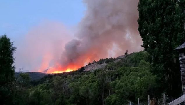 El incendio en el Parque Los Alerces, en Chubut, no da tregua.
